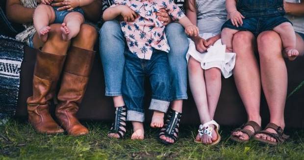 Verschiedene Beine von Frauen und Kindern